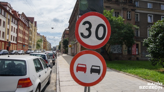 Ograniczenie prędkości do 30 kmh i skrzyżowania równorzędne, zamiast dróg z pierwszeństwem - takie zmiany urzędnicy planują wprowadzić w centrum Szczecina. Chodzi o kwartał między ulicami: Mickiewicza, Bohaterów Warszawy, Krzywoustego i aleją Piastów.