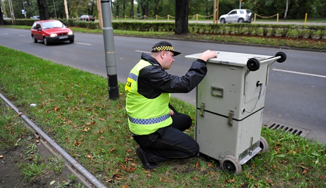 Mandaty uzależnione od średnich zarobków w Polsce, a straże miejskie i gminne pozbawione fotoradarów - takie zmiany w przepisach drogowych przegłosował Sejm.