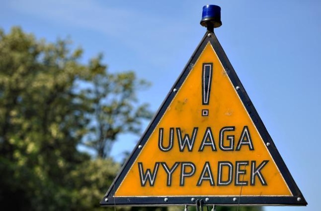 Wypadek na trasie S3 za Przybiernowem w kierunku Świnoujścia. Auto osobowe wypadło z drogi i uderzyło w drzewo.