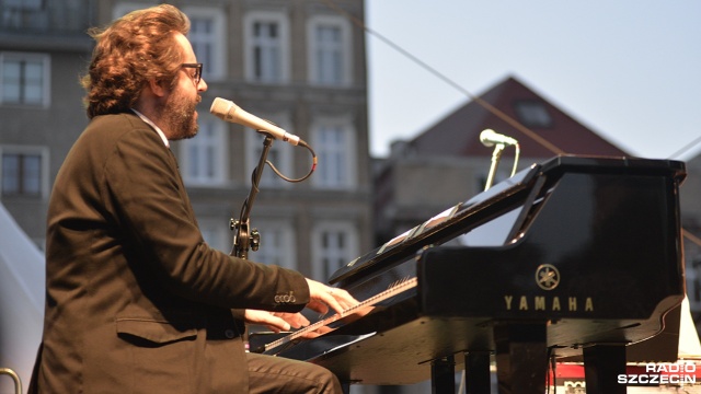 Tłumy mieszkańców i turystów słuchało muzyki Grzegorza Turnaua w Szczecinie. Koncert - w ramach Jarmarku Jakubowego - odbył się w sobotę wieczorem na placu Orła Białego.