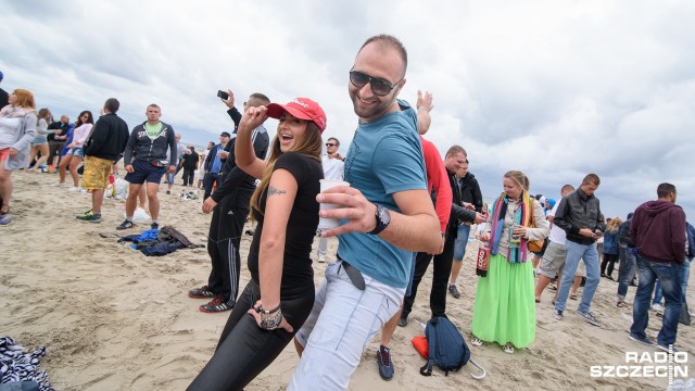 Dwa tysiące osób rozpoczęło After Party na festiwalu Sunrise w Kołobrzegu. Impreza na plaży wystartowała w niedzielę rano i potrwa do wieczora.