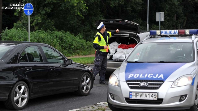 Policjanci zatrzymali złodzieja auta, który w Tanowie pod Szczecinem próbował staranować funkcjonariusza. Mundurowi złapali mężczyznę kilkadziesiąt metrów od miejsca, gdzie porzucił samochód.