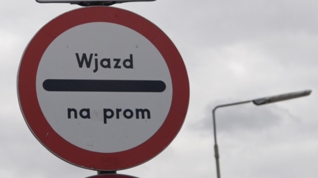 Nie pomagają kursujące bez rozkładów jazdy trzy promy. Z obu stron przed kasiborską przeprawą w Świnoujściu trzeba czekać ponad godzinę.