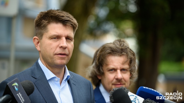 Zawodowym posłom mówimy nie, ale nie wykluczamy startu samorządowców - mówił we wtorek w Szczecinie Ryszard Petru. Przewodniczący NowoczesnejPL nie zdradził jednak żadnych nazwisk osób z regionu, które będą kandydować w jesiennych wyborach parlamentarnych z jego stowarzyszenia.