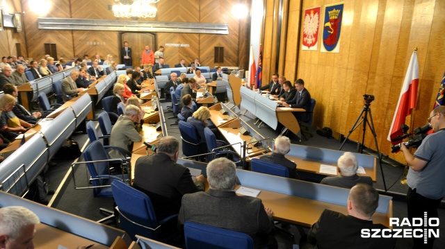 Szczecińscy radni zgadzają się na pomnik Lecha Kaczyńskiego w centrum miasta. Głosowanie w tej sprawie odbyło się podczas wtorkowej sesji. 15 radnych było za, siedmiu przeciw, a trzech wstrzymało się od głosu.