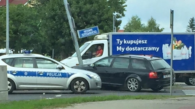 Kolizja i utrudnienia ruchu na szczecińskim rondzie Gierosa.