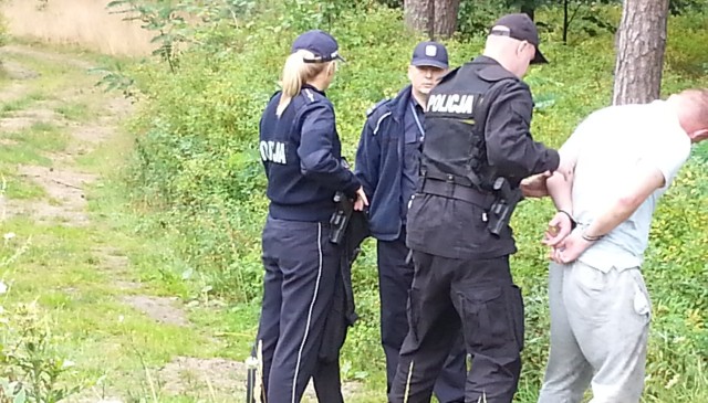 Zarzut kradzieży z włamaniem do samochodu, niestosowania się do sądowych zakazów oraz napaści na funkcjonariusza usłyszał 38-latek, który kradzionym autem próbował staranować policjanta. Do zdarzenia doszło w poniedziałek w Tanowie.