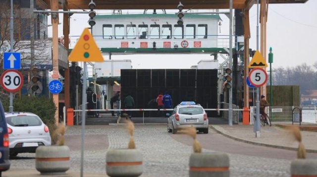 Jak poinformowali nas nasi słuchacze, dwóch mężczyzn pobiera opłaty za wjazd na bezpłatny miejski parking, tuż przy przeprawie promowej w centrum miasta, na której pływają promy Bielik.