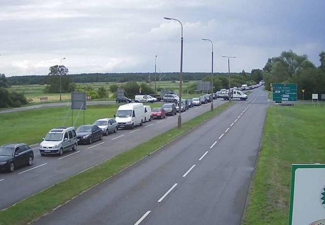 Kierowcy stoją w długiej kolejce przed przeprawą karsiborską w Świnoujściu na wjeździe do miasta.