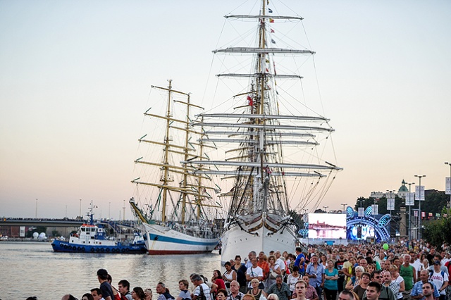 Odszkodowania za kolizję żaglowców domaga się od Szczecina Akademia Morska w Gdyni. Sprawa dotyczy stłuczki, do której doszło podczas finału regat The Tall Ships Races w 2013 roku w Szczecinie.