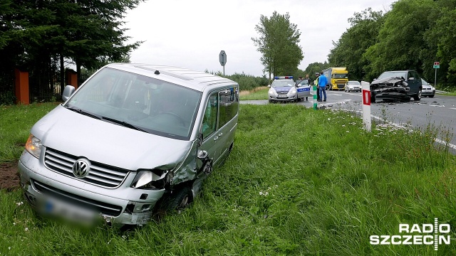Wypadek w Modlimowie w powiecie gryfickim. W czwartek wieczorem na trasie Koszalin-Szczecin zderzyły się bus i jeep.