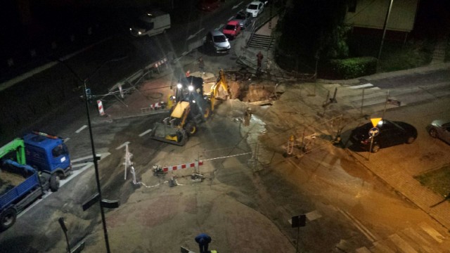 Mieszkańcy trzech wieżowców i czterech budynków przy ulicach Dembowskiego i Cegielskiego w Szczecinie powinni mieć już wodę w kranach. W czwartek doszło tam do awarii wodociągu.