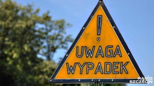 Wypadek na drodze krajowej nr 10. Dostawczy bus wypadł z trasy i uderzył w drzewo.