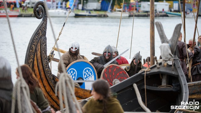 Wolin wygrał bitwę na łodziach i odparł atak Wikingów. To inscenizacja w ramach XXI Festiwalu Słowian i Wikingów.