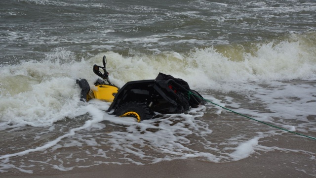 500 złotych - taki mandat wlepili właścicielowi quada policjanci z Rewala. Mężczyzna bez pozwolenia jeździł czterokołowcem po plaży. W pewnym momencie wjechał do wody i pojazd utknął.