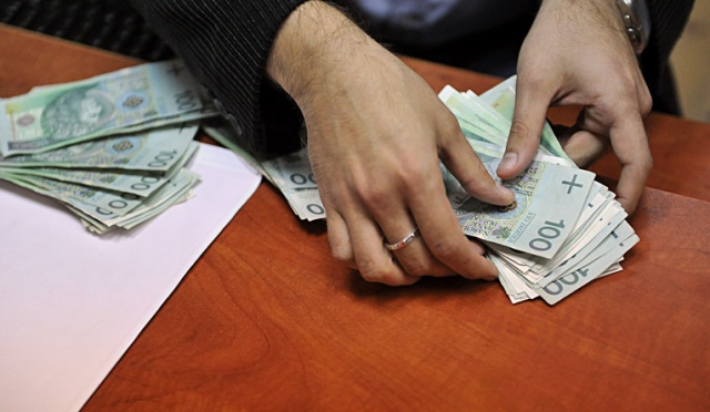 Już blisko 2,5 mln Polaków na problemy ze spłata rachunków, rat i kredytów - wynika z raportu BIG InfoDług.