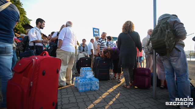 Sytuacja na dworcach w Warnowie, Świnoujściu i Międzyzdrojach jest lepsza niż w poniedziałek. We wtorek autobusy zastępcze odjeżdżają w większości zgodnie z rozkładem jazdy, nie są już tak przepełnione jak dzień wcześniej.
