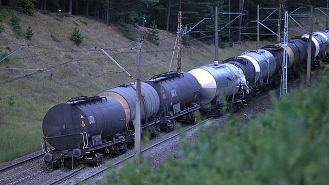 10 wagonów z torowiska pomiędzy Warnowem a Międzyzdrojami już usunięto - zapewnia Mirosław Siemieniec z biura prasowego PKP PLK. W niedzielę wykoleiło się tam kilkanaście cystern.
