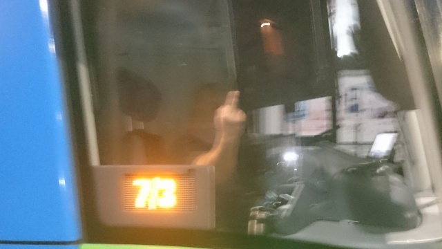 Nie otworzył drzwi na dwóch przystankach a na koniec pokazał środkowy palec - tak zachował się szczeciński motorniczy wobec pasażera, który chciał wsiąść do tramwaju. Ten uwiecznił gest kierowcy na zdjęciu.