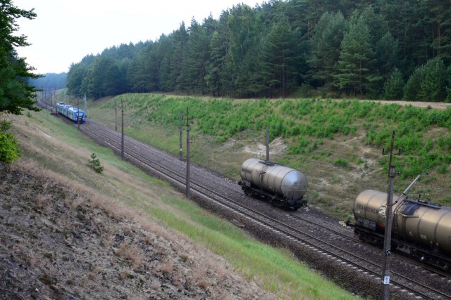 Pociągi wróciły na trasę między Warnowem a Lubiewem. Służby PKP usunęły większość wykolejonych cystern i uruchomiły w nocy jeden z torów. Pierwsze składy już nim przejechały.