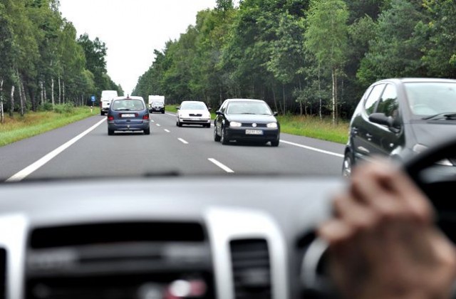 Łatwiej będzie przywieźć samochód z Wysp i go zarejestrować. Od 15 sierpnia angliki, czyli samochody z kierownicą po prawej stronie, będą mogły mieć polskie tablice rejestracyjne.
