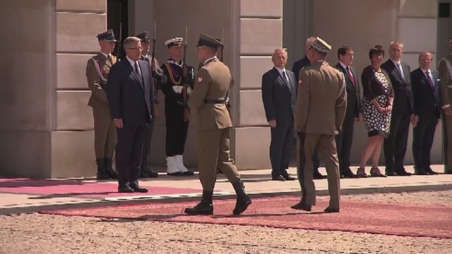 Bronisław Komorowski pożegnał się z wojskiem. Uroczystość z udziałem żołnierzy odbyła się w środę po południu na dziedzińcu Pałacu Prezydenckiego w Warszawie.