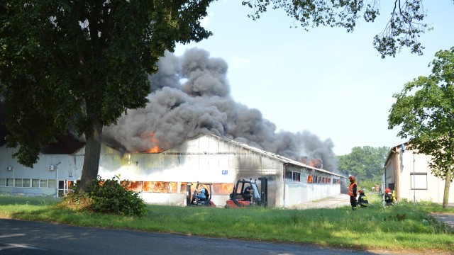 Nawet kilka milionów złotych - tyle mogą wynieść straty po pożarze fabryki materaców w Łobzie - informuje policja. To wstępne szacunki.