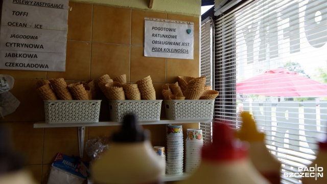 Lody bez kolejki - taki przywilej mają ratownicy pogotowia w lodziarni w Zdrojach.