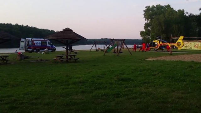 Ktoś zauważył, że kobieta tonie. Do zdarzenia doszło późnym popołudniem na plaży w Jeleninie, niedaleko Chojny - podaje portal chojna24.pl.