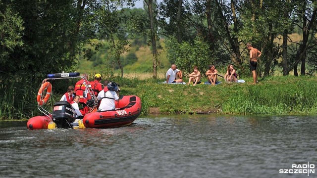 Szczecińskie WOPR stawia na profilaktykę i wszystkim kąpiącym się w miejscach niestrzeżonych wręcza darmowe bilety na kąpieliska Arkonka, Dąbie, Głębokie lub Dziewoklicz. To pierwsza tego typu akcja w Szczecinie.