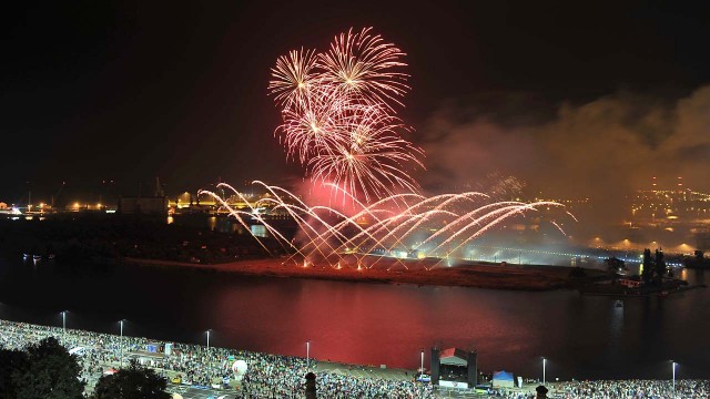 Ósmy Festiwal Piromagic już za nami - było głośno i kolorowo. W piątek i sobotę fajerwerki rozświetliły niebo nad Wałami Chrobrego w Szczecinie.