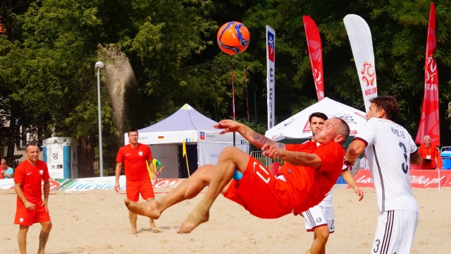 Ale za to niedziela będzie dla nas - tak nucą sobie pod nosem piłkarze reprezentacji Polski w plażowej piłce nożnej przed dzisiejszym towarzyskim meczem z Niemcami w Szczecinie.