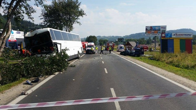 Osiem osób, w tym pięcioro dzieci z zachodniopomorskiego, trafiło do szpitali po wypadku pod Zakopanem. W niedzielę ok. godz. 9 autobus, którym jechały maluchy zderzył się czołowo z autem osobowym.