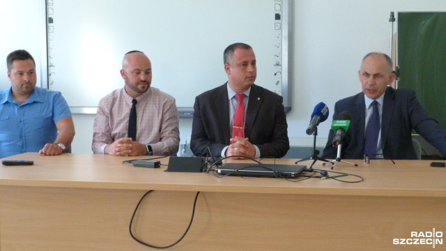 Wiceprzewodniczący Knesetu, czyli izraelskiego parlamentu, odwiedził w niedzielę Polską Bazę Genetyczną Ofiar Totalitaryzmów na Pomorskim Uniwersytecie Medycznym. Naukowcy ze Szczecina, którzy prowadzą identyfikacje m.in. ofiar komunistycznego reżimu, chcą rozpocząć identyfikacje ofiar Holocaustu.