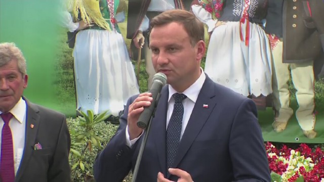 Podnieść poziom życia Polaków - to jeden z podstawowych celów prezydentury Andrzeja Dudy. Jak zapowiedział podczas spotkania w Suchej Beskidzkiej, to pozwoli zatrzymać emigrację młodych Polaków.