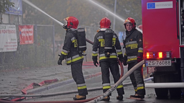 Strażak, który został ranny w trakcie gaszenia pożaru opuszczonego warsztatu samochodowego przy al. Piastów w Szczecinie czuje się dobrze. Mężczyzna wpadł do niezabezpieczonej studzienki.