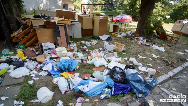 Stare meble, sprzęt AGD i porozbijane słoiki. To nie krajobraz wysypiska śmieci, a jednego z podwórek w centrum Szczecina.