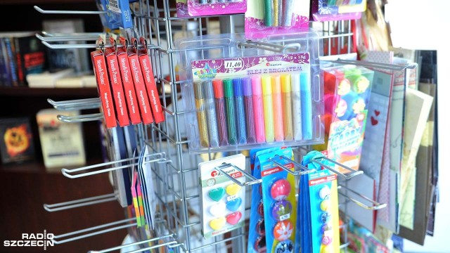 700 złotych - tyle średnio wydadzą rodzice na wyprawkę szkolną dla dziecka. W nowym roku szkolnym łatwiej będą mieli rodzice uczniów klas pierwszych, drugich i czwartych.