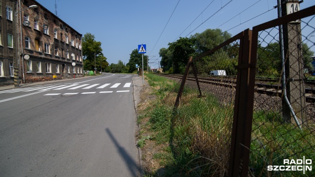 Ekstremalne czekanie na autobus na szczecińskim Gocławiu. Pasażerowie muszą stać między ruchliwą ulicą do Polic, a linią kolejową. Dwa metry za przystankiem Nad Odrą są niezabezpieczone tory.