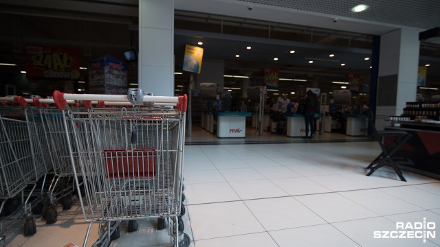 Półmrok w supermarkecie czy ograniczenie oświetlenia przy parkingach - tak centra handlowe w Szczecinie oszczędzają energię. To po tym jak Polskie Sieci Energetyczne ogłosiły w ostatnich dniach, że przez upały może grozić nam blackout - czyli masowe wyłączenie prądu.