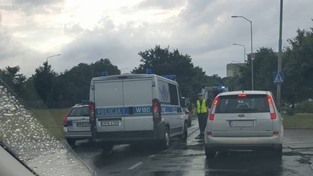Rowerzysta potrącony przez osobówkę na ulicy 26 Kwietnia w Szczecinie.