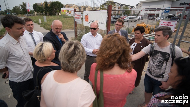Placówka jest przepełniona a wykonawca robót zerwał we wtorek umowę z miastem. Prezydent Szczecina spotkał się z przedstawicielami rady osiedli na Prawobrzeżu w związku z problemami przy budowie nowej siedziby Szkoły Podstawowej nr 59.