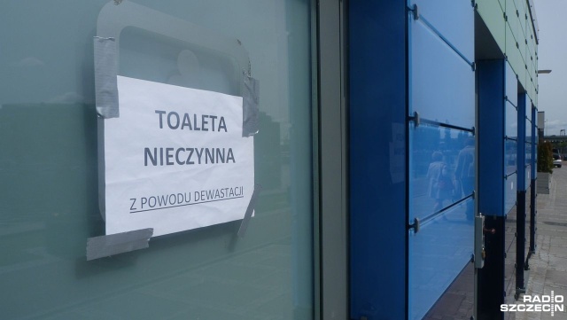 Publiczna toaleta na Bulwarze Piastowskim znów nie działa. Na problem skarżą się spacerujący nad Odrą szczecinianie i turyści.