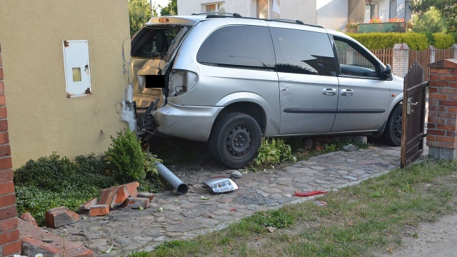 Samochód uderzył w dom w Złocieńcu. Pijany kierowca Chryslera cofając staranował bramę wjazdową oraz część ogrodzenia i zatrzymał się na ścianie.