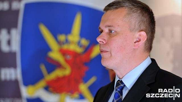 Nikt nie ukrywa, że w Polsce jest bardzo wielu biednych ludzi - tak wicepremier Tomasz Siemoniak odpowiedział na pytanie dlaczego bank, którego akcjonariuszem jest Skarb Państwa, zbiera na dożywianie, skoro według premier dzieci w Polsce nie są głodne.