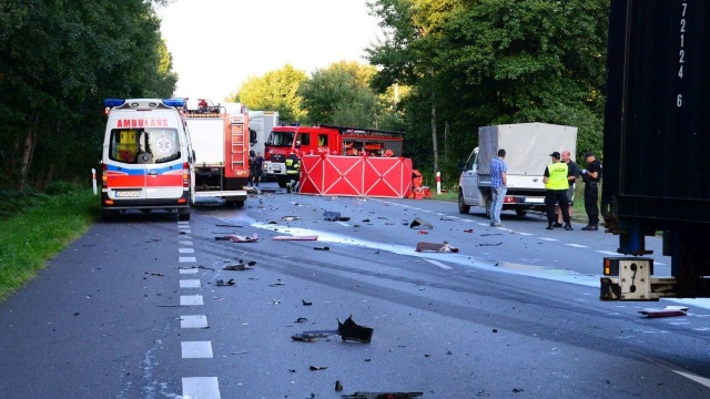 Dwa samochody osobowe oraz tir zderzyły się na trójce, niedaleko stacji kolejowej Lubiewo. Jedna osoba nie żyje. Do tragicznego wypadku doszło w piątek, po 6 rano.