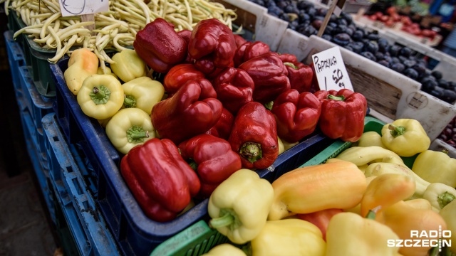 Po kilka kilogramów owoców i warzyw dziennie wyrzucają właściciele szczecińskich warzywniaków. To z powodów upałów.