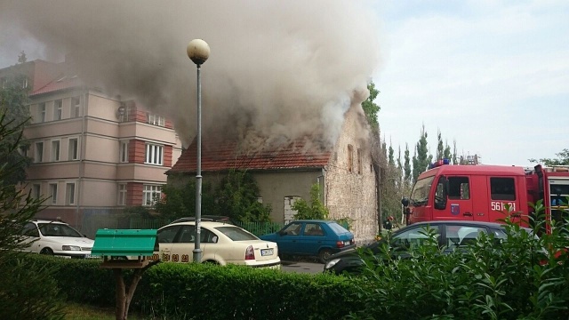 Spłonął dach pustostanu przy ul. Kujawskiej. Ogień wybuchł około godziny 9 w niedzielę.