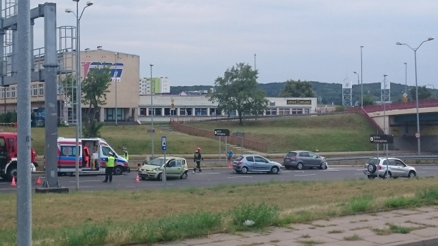 Trzy samochody zderzyły się na ulicy Struga - przed wiaduktem drogowym - w kierunku centrum Szczecina. Do wypadku doszło w poniedziałek przed godz. 17.