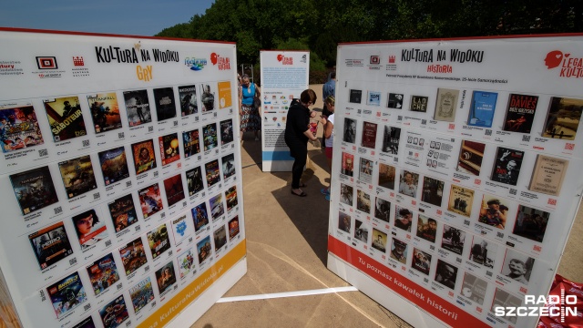 Na szczecińskich Jasnych Błoniach stanęło kilka plansz w ramach akcji Kultura na widoku. Dzięki nim można częściowo za darmo ściągnąć przez internet muzykę, filmy czy gry i to w stu procentach legalnie.